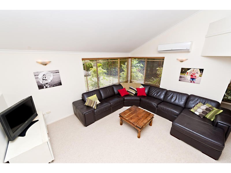 8 Gibson Cr, Bellbowrie QLD 4070